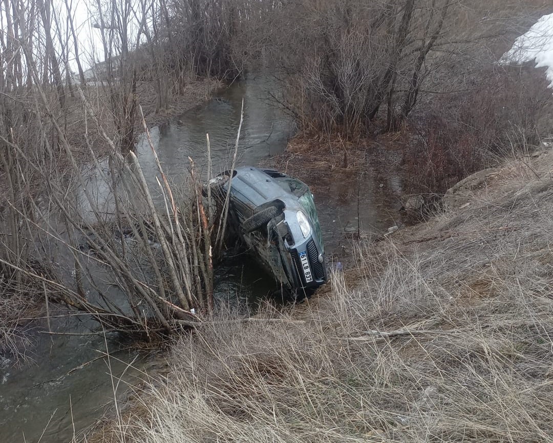 Bayburt’ta otomobil dereye uçtu: Sürücü hafif yaralandı
