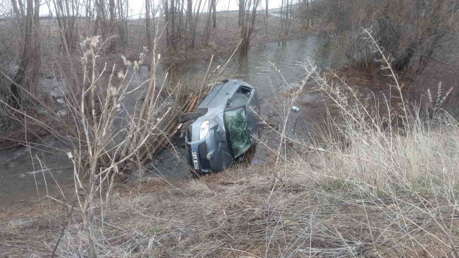 Bayburt’ta otomobil dereye uçtu: Sürücü hafif yaralandı

