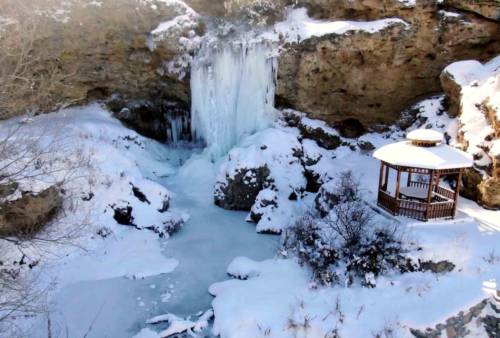 Bayburt’ta Sırakayalar Şelalesi buz tuttu
Bayburt’ta Sırakayalar Şelalesi buz tuttu