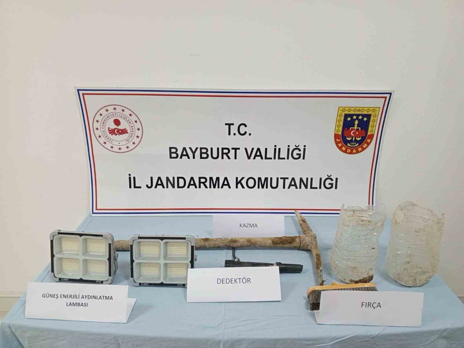 Bayburt’ta sit alanında izinsiz kazı yapan 4 şüpheli yakalandı
