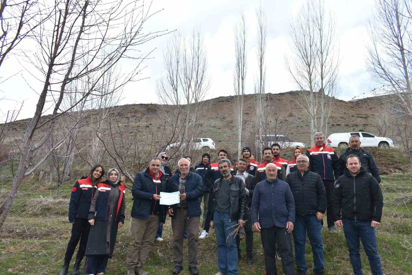 Bayburt’ta üreticilere aşılama ve budama eğitimi verildi
