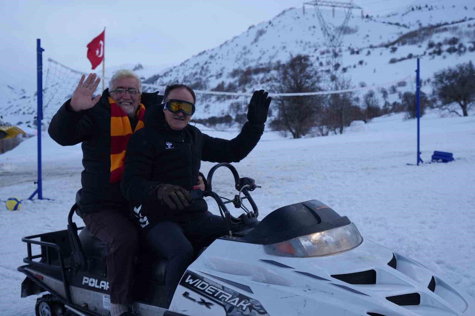 Bayburt’ta yaşlıların kar eğlencesi: Kızakla kaydılar, kar motoruyla tur attılar
