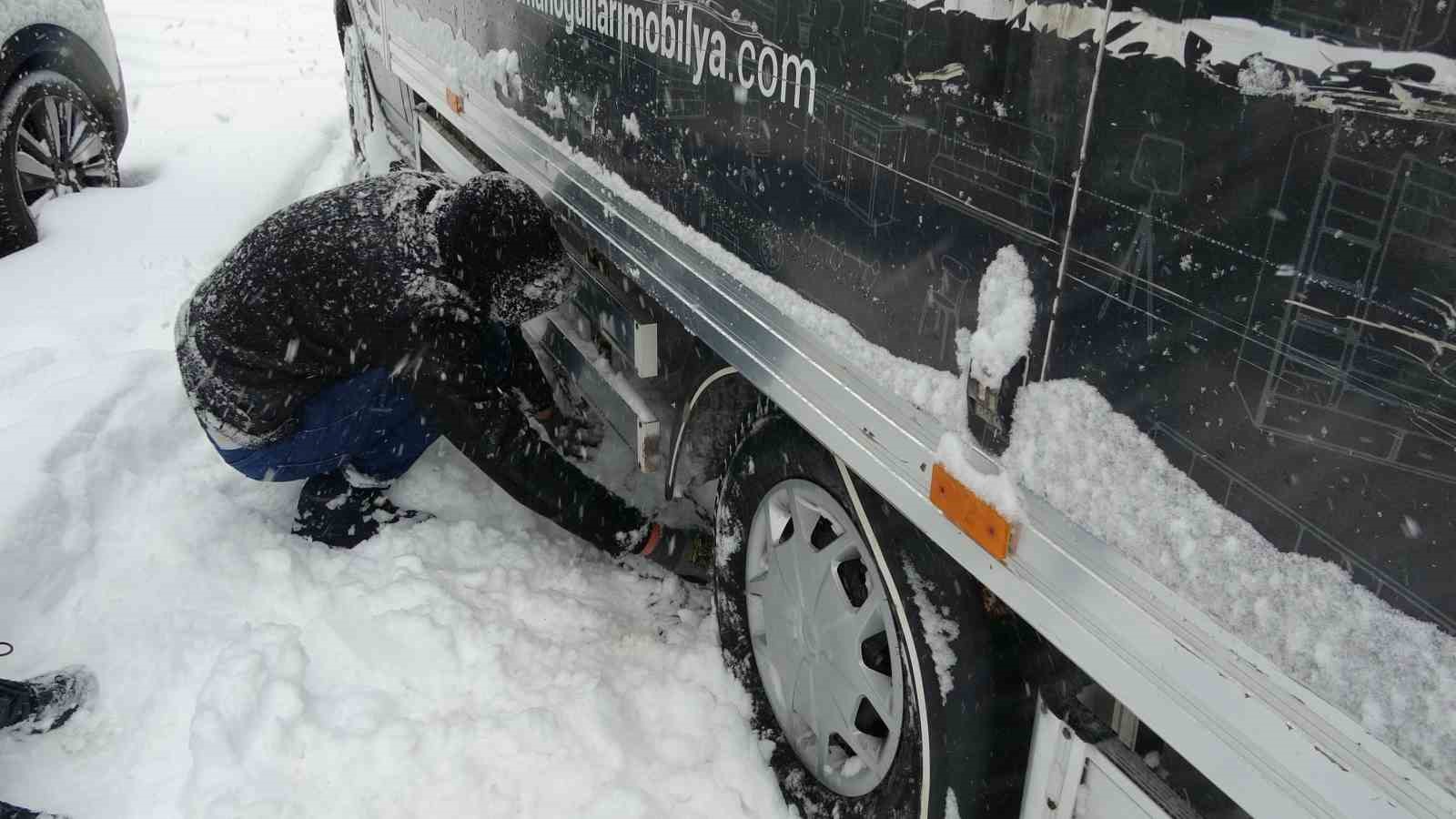 Bayburt’ta yoğun kar yağışı: Araçlar yolda kaldı
Bayburt’ta yoğun kar yağışı: Araçlar yolda kaldı