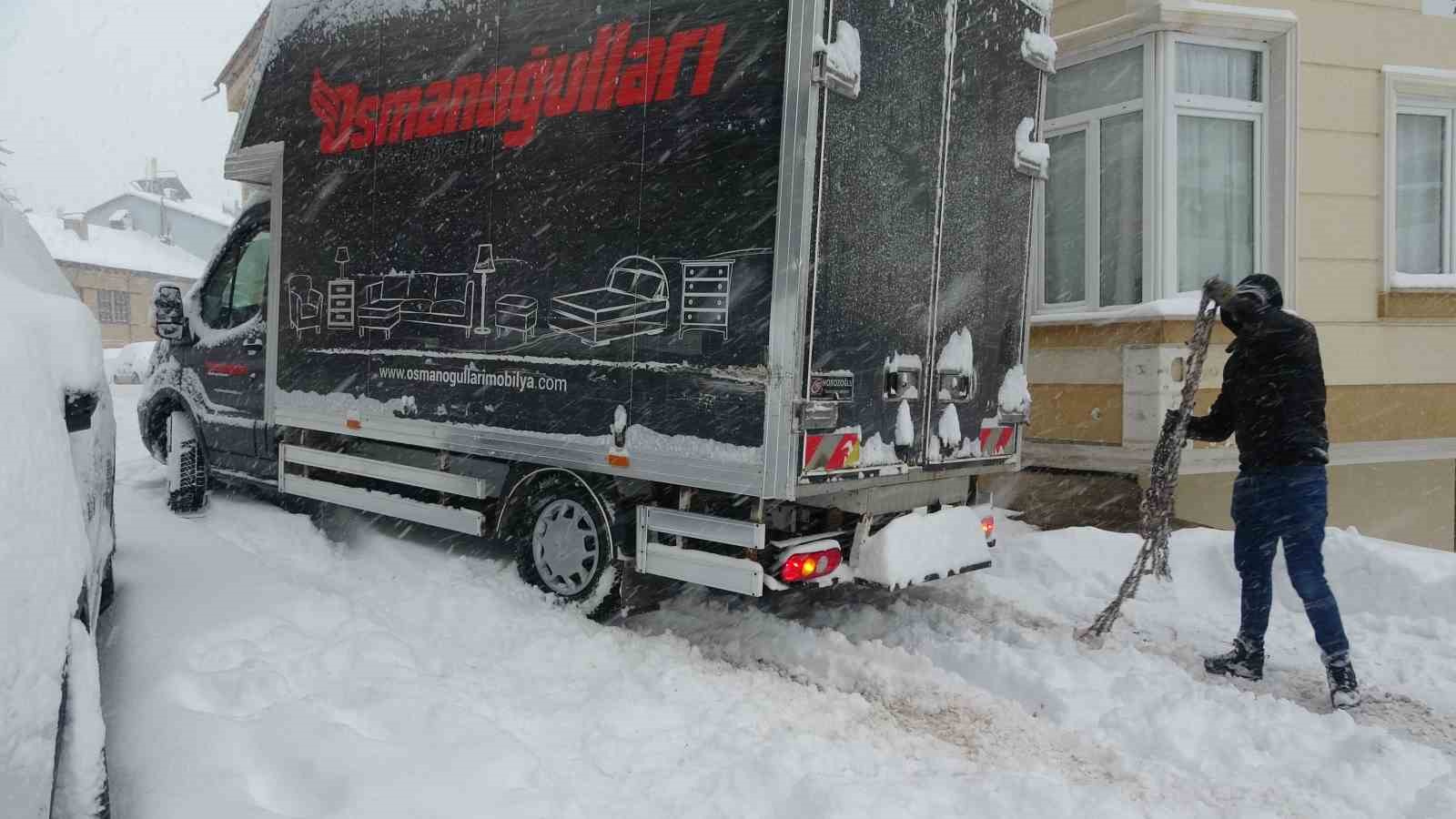Bayburt’ta yoğun kar yağışı: Araçlar yolda kaldı
Bayburt’ta yoğun kar yağışı: Araçlar yolda kaldı