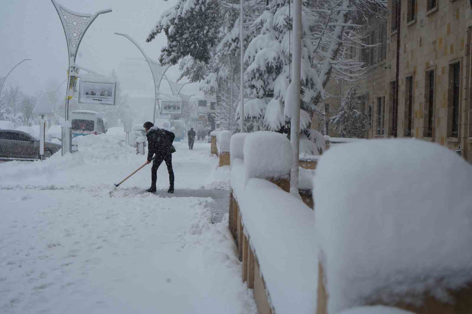 Bayburt’ta yoğun kar yağışı: Araçlar yolda kaldı
Bayburt’ta yoğun kar yağışı: Araçlar yolda kaldı