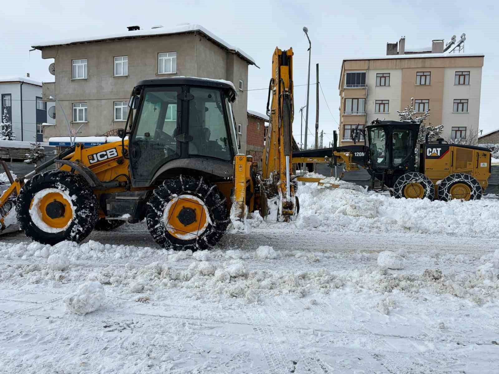 Bayburt’un ilçe ve beldelerinde kar mesaisi devam ediyor
