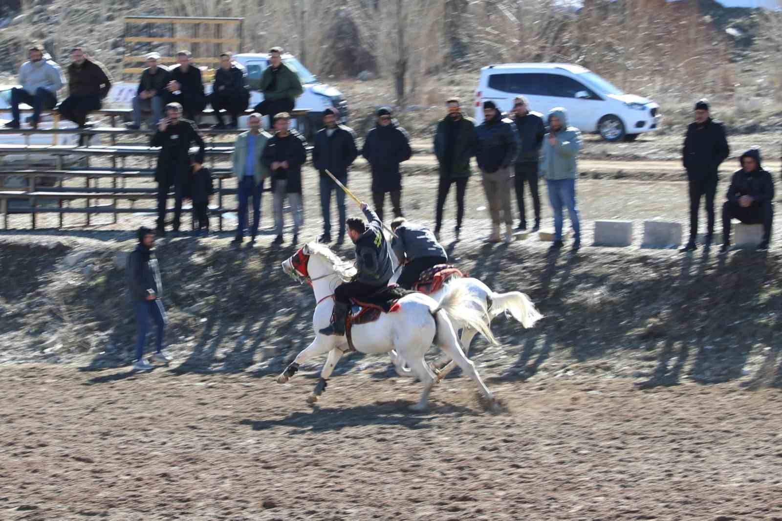 Bayburt’un kurtuluşunun 108’inci yılında cirit gösterisi düzenlendi
