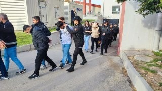 Bayğaralar suç örgütüne yönelik operasyonda gözaltına alınan 287 şüpheli adliyeye sevk edildi
Bayğaralar suç örgütüne yönelik operasyonda gözaltına alınan 287 şüpheli adliyeye sevk edildi
