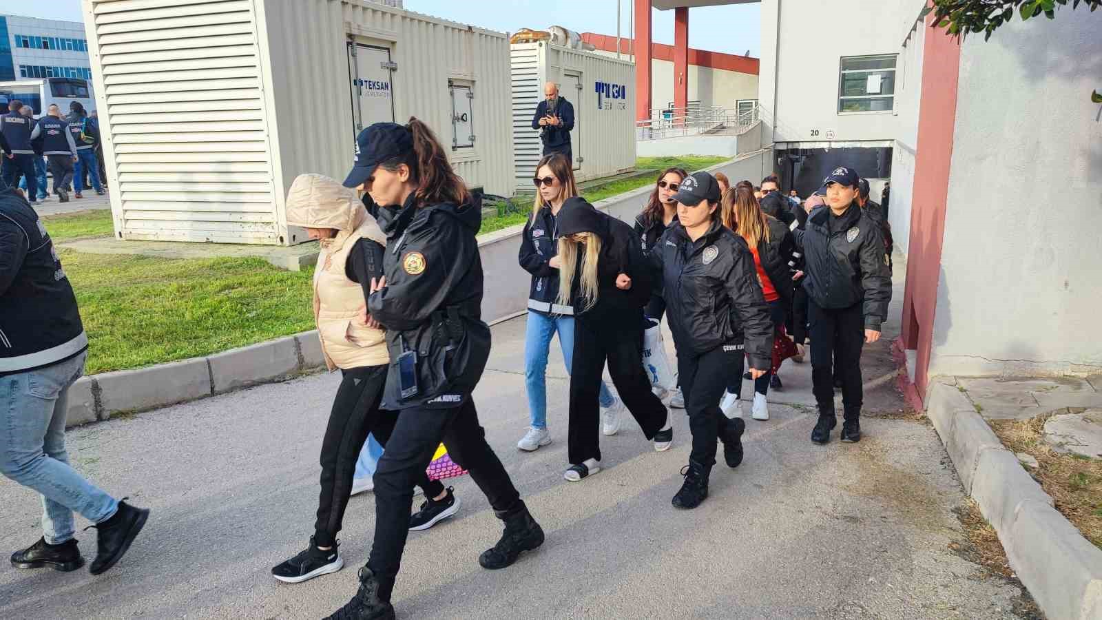 Bayğaralar suç örgütüne yönelik operasyonda gözaltına alınan 287 şüpheli adliyeye sevk edildi
Bayğaralar suç örgütüne yönelik operasyonda gözaltına alınan 287 şüpheli adliyeye sevk edildi