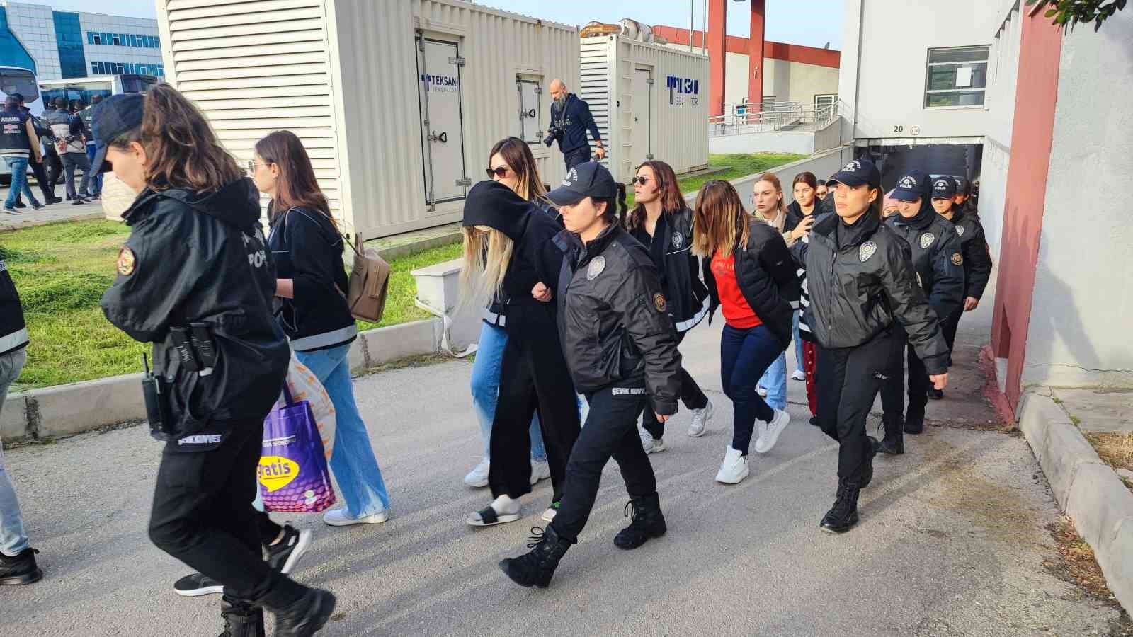 Bayğaralar suç örgütüne yönelik operasyonda gözaltına alınan 287 şüpheli adliyeye sevk edildi
Bayğaralar suç örgütüne yönelik operasyonda gözaltına alınan 287 şüpheli adliyeye sevk edildi