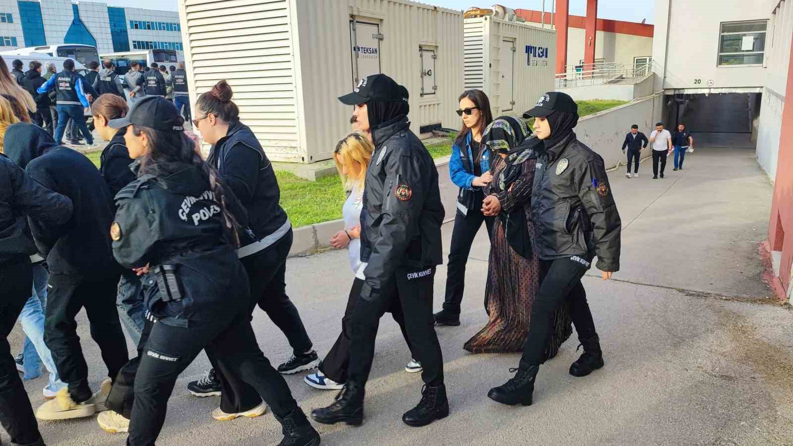 Bayğaralar suç örgütüne yönelik operasyonda gözaltına alınan 287 şüpheli adliyeye sevk edildi
Bayğaralar suç örgütüne yönelik operasyonda gözaltına alınan 287 şüpheli adliyeye sevk edildi