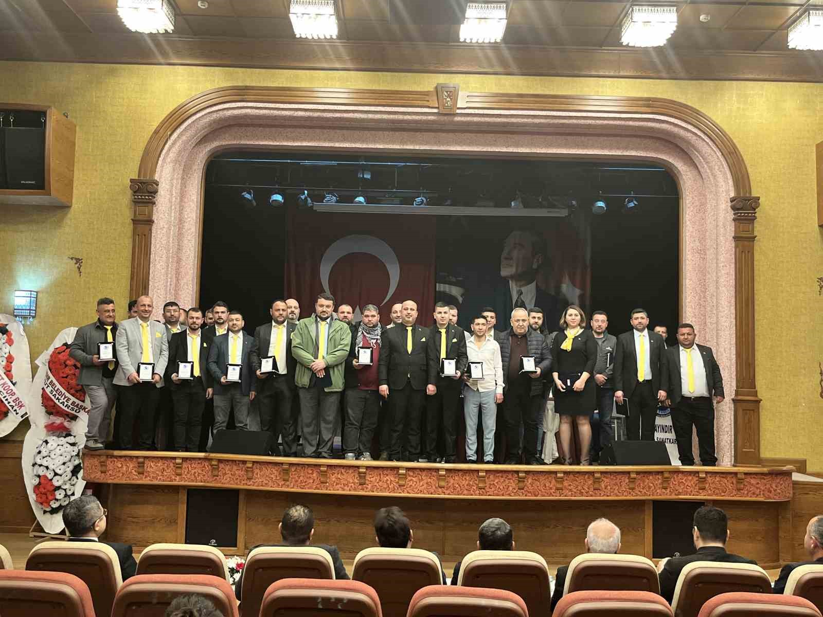 Bayındır Esnaf ve Sanatkârlar Odası’nda Enis Macit güven tazeledi
