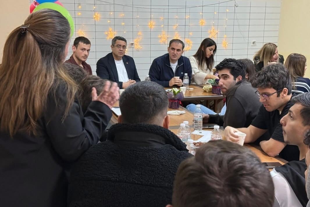 Bayındır Kaymakamı Murat Mete öğrencilerle iftarda buluştu
