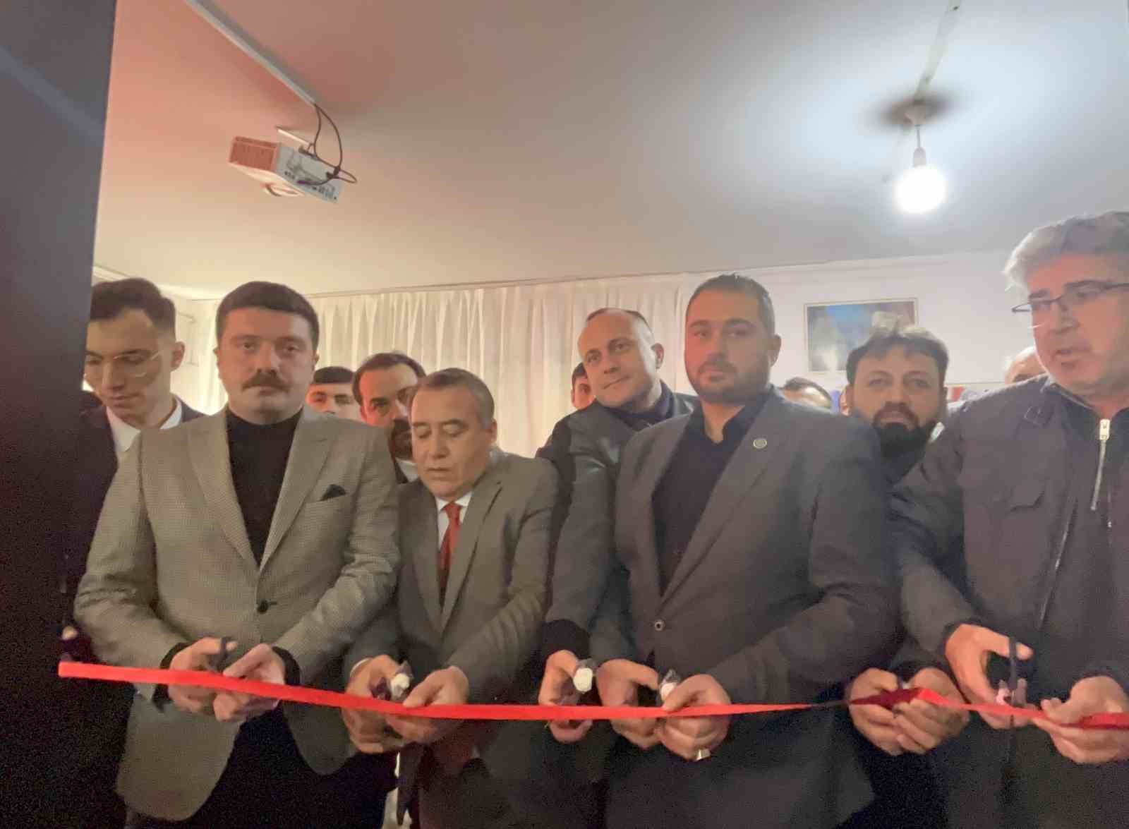 Bayındır Ülkü Ocakları, 10 yıl aradan sonra yeniden açıldı
Bayındır Ülkü Ocakları, 10 yıl aradan sonra yeniden açıldı