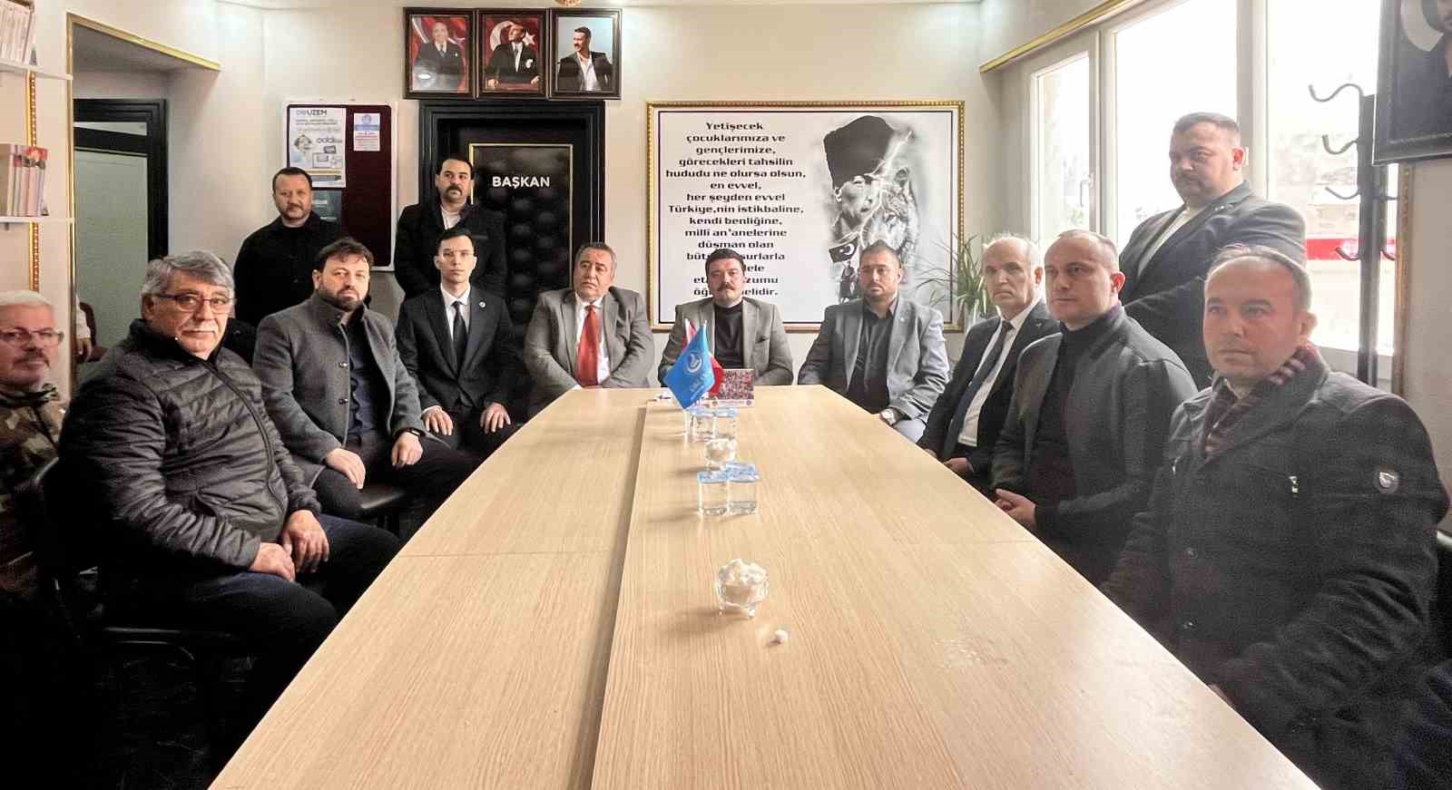 Bayındır Ülkü Ocakları, 10 yıl aradan sonra yeniden açıldı
Bayındır Ülkü Ocakları, 10 yıl aradan sonra yeniden açıldı