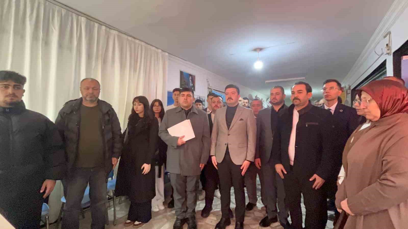 Bayındır Ülkü Ocakları, 10 yıl aradan sonra yeniden açıldı
Bayındır Ülkü Ocakları, 10 yıl aradan sonra yeniden açıldı