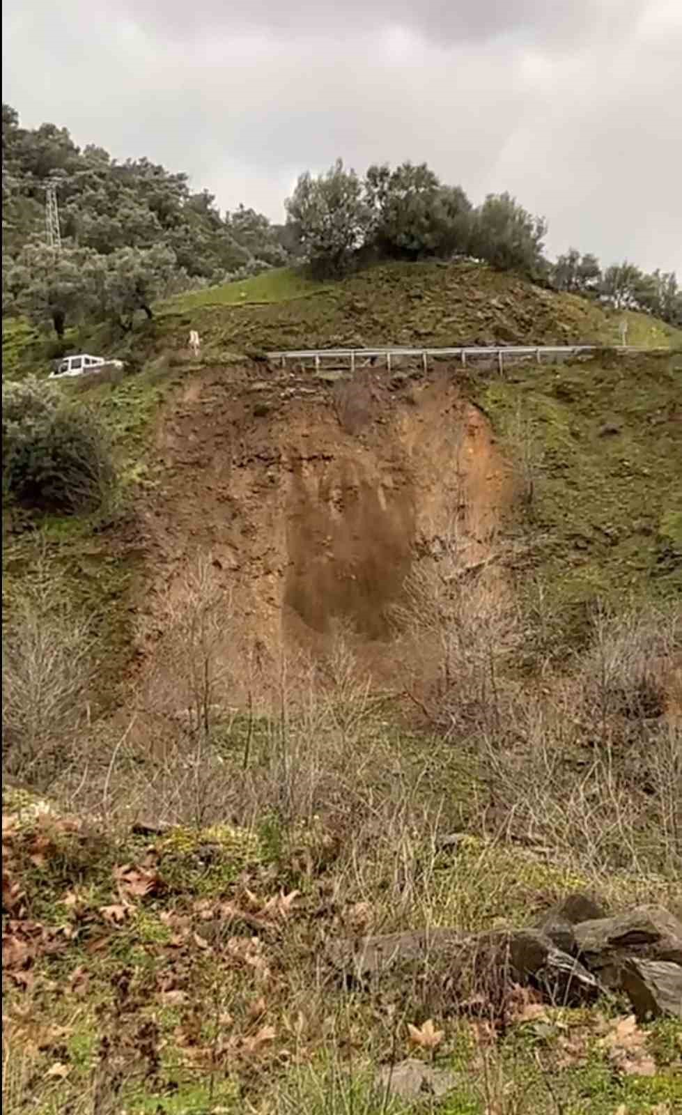 Bayındır Zeytinova Barajı yolunda heyelan
