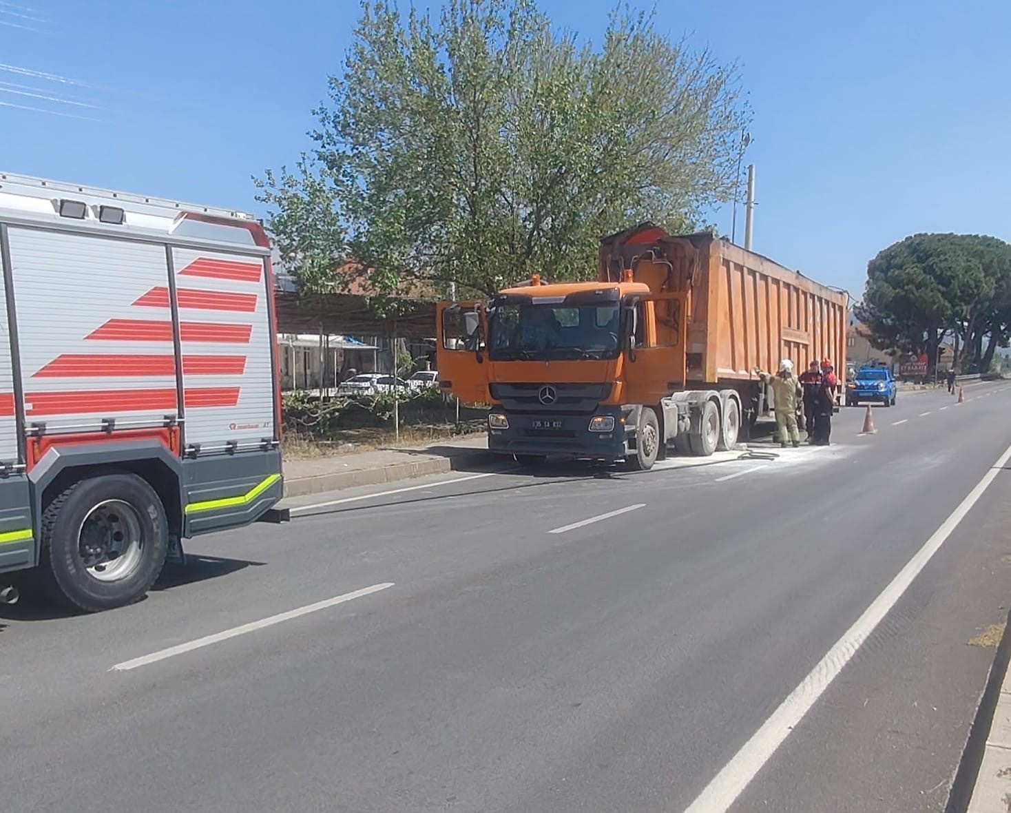 Bayındır’da atık taşıma kamyonu alev aldı
