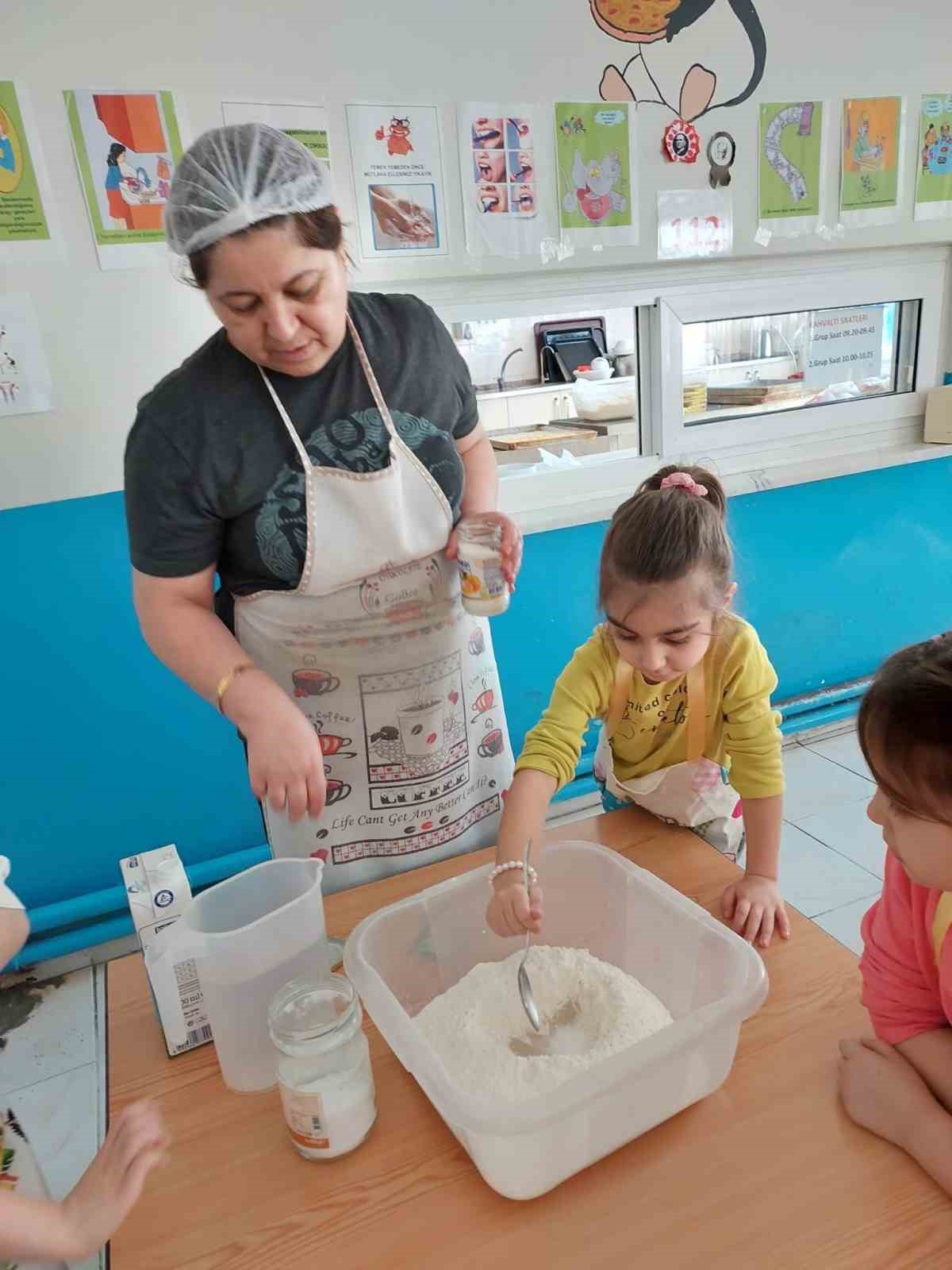 Bayındır’da minik eller ’ramazan pidesi’ yaptı
