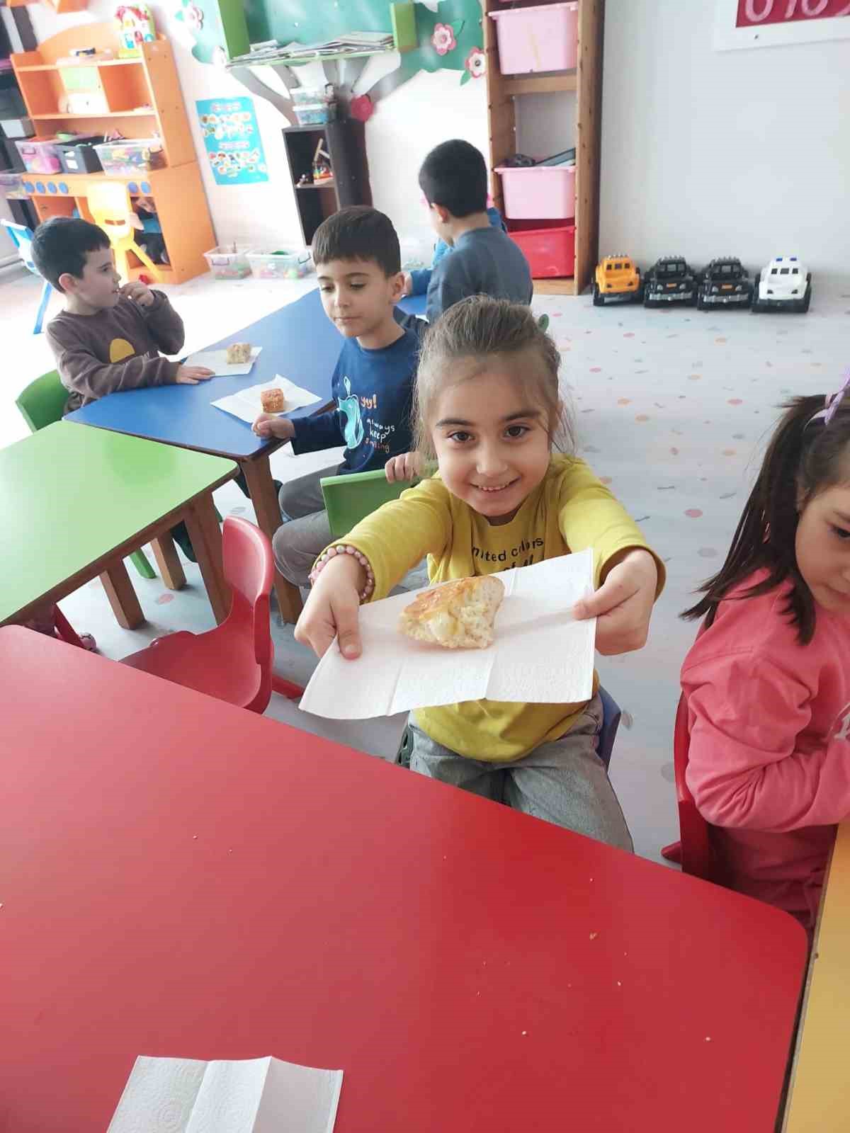 Bayındır’da minik eller ’ramazan pidesi’ yaptı
