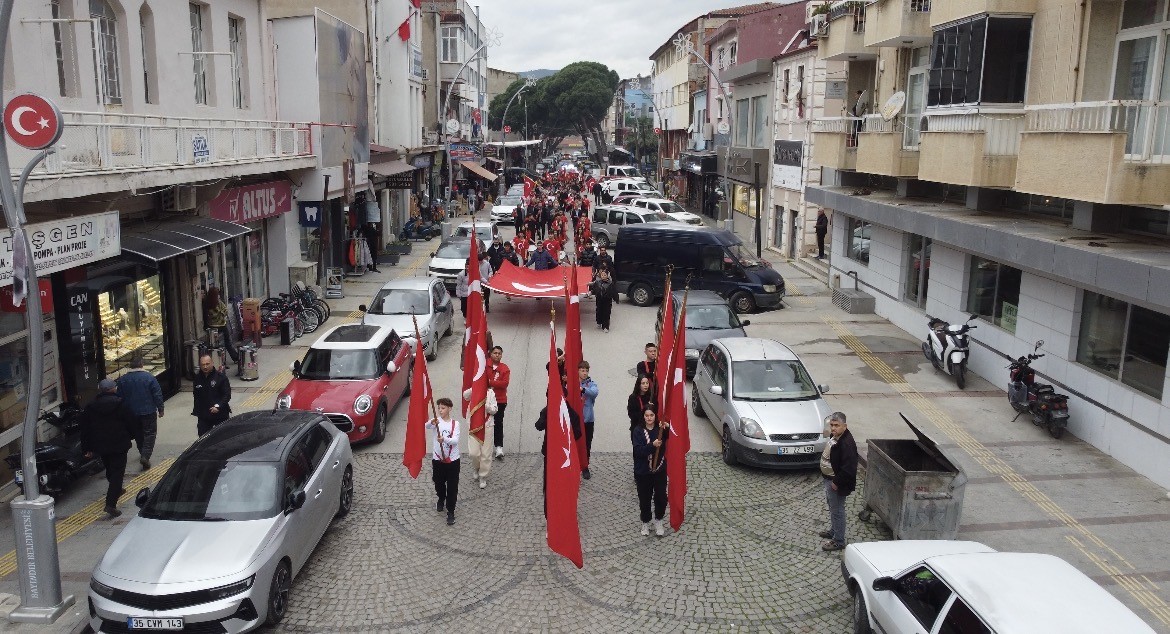 Bayındır’da öğrencilerden bayrak yürüyüşü
