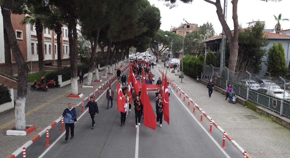 Bayındır’da öğrencilerden bayrak yürüyüşü
