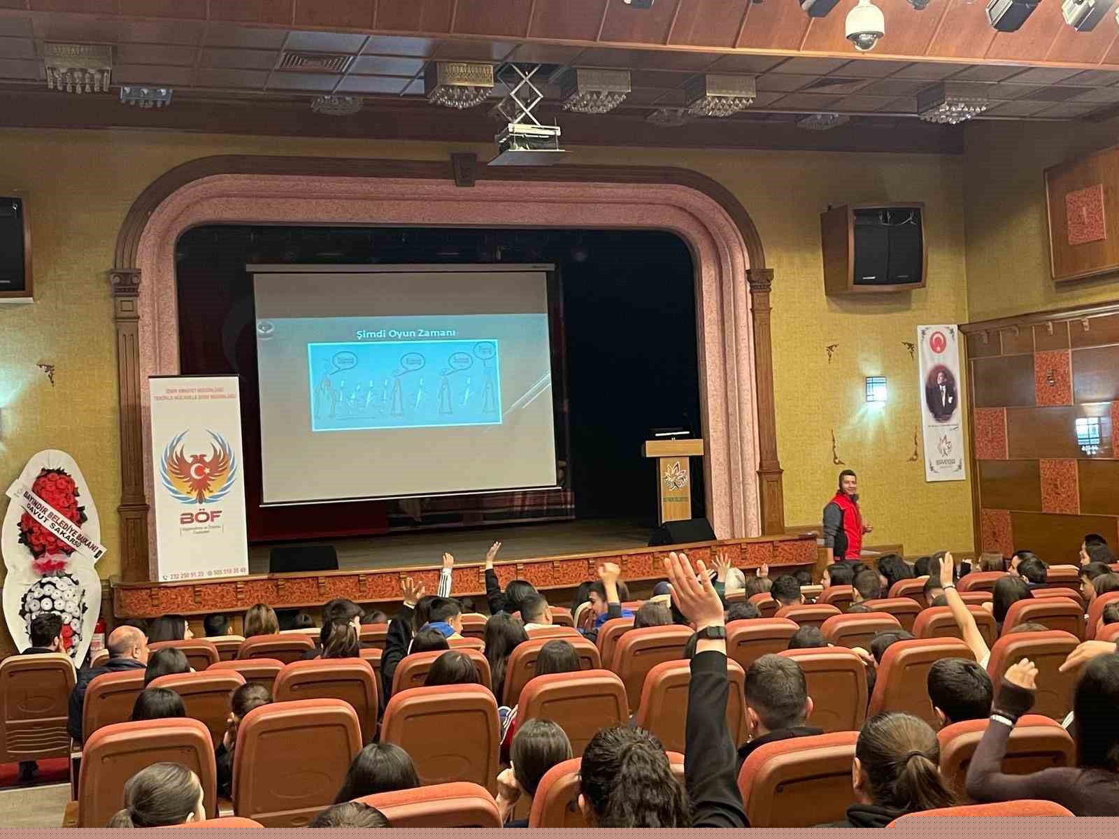 Bayındır’da öğrencilere "Gençlik Güvenli Gelecek" konferansı verildi
