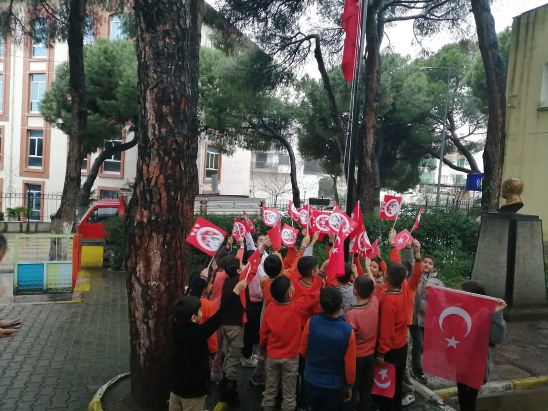 Bayındır’da okullarda 2’inci dönem "Bayrak Sevgisi" temalı etkinliklerle başladı
