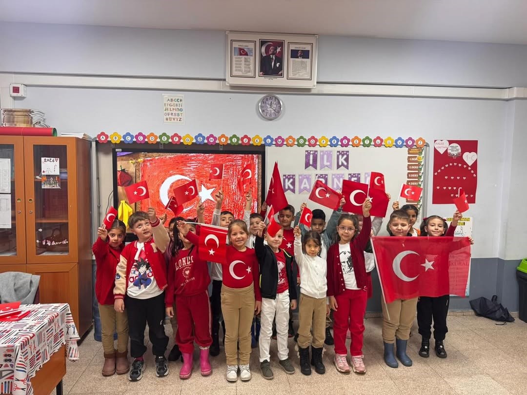 Bayındır’da okullarda 2’inci dönem "Bayrak Sevgisi" temalı etkinliklerle başladı
