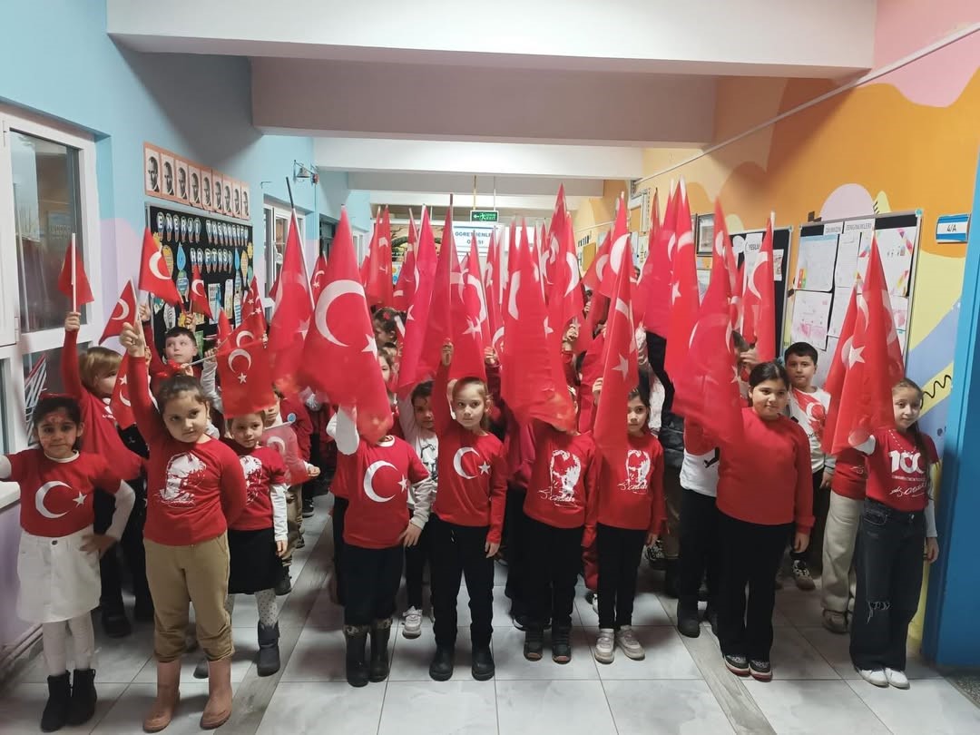 Bayındır’da okullarda 2’inci dönem "Bayrak Sevgisi" temalı etkinliklerle başladı
