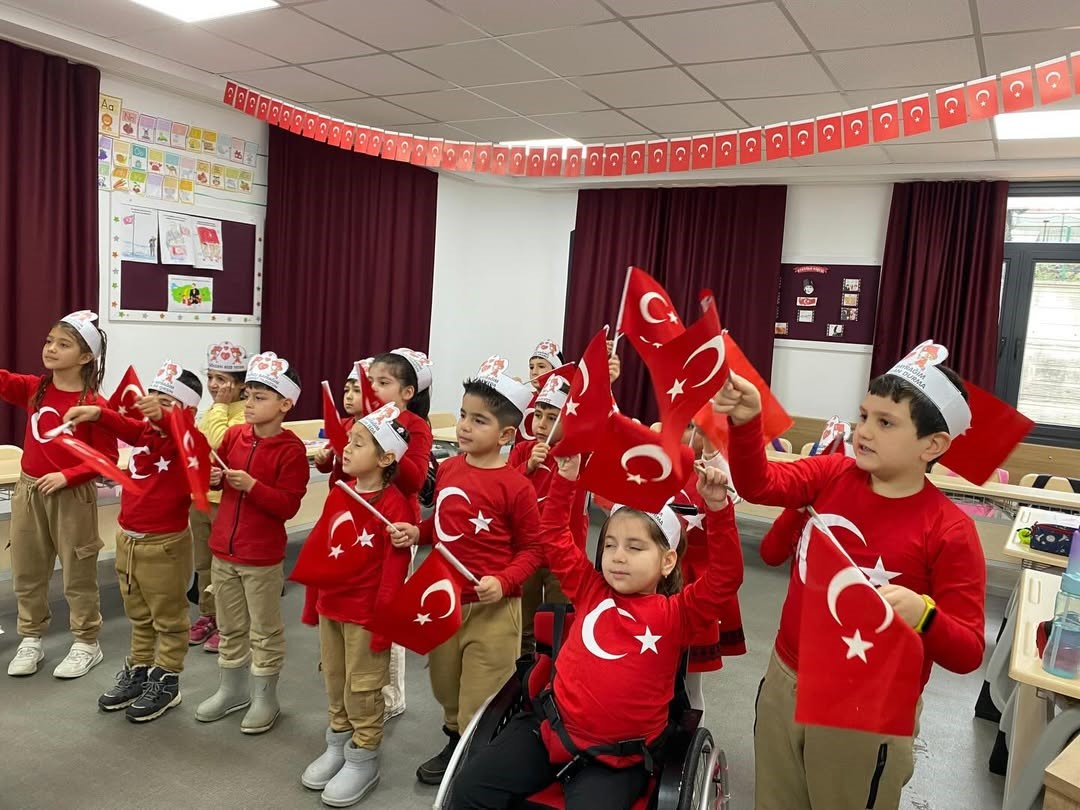 Bayındır’da okullarda 2’inci dönem "Bayrak Sevgisi" temalı etkinliklerle başladı
