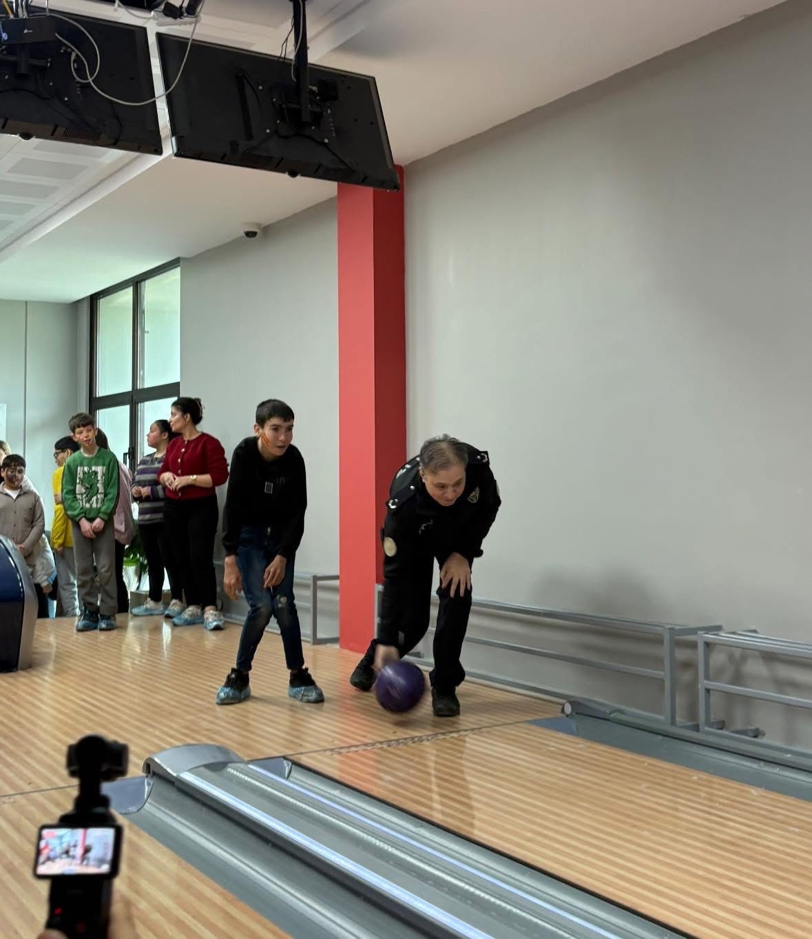 Bayındır’da Otizm Farkındalık Günü’nde renkli bowling şenliği
