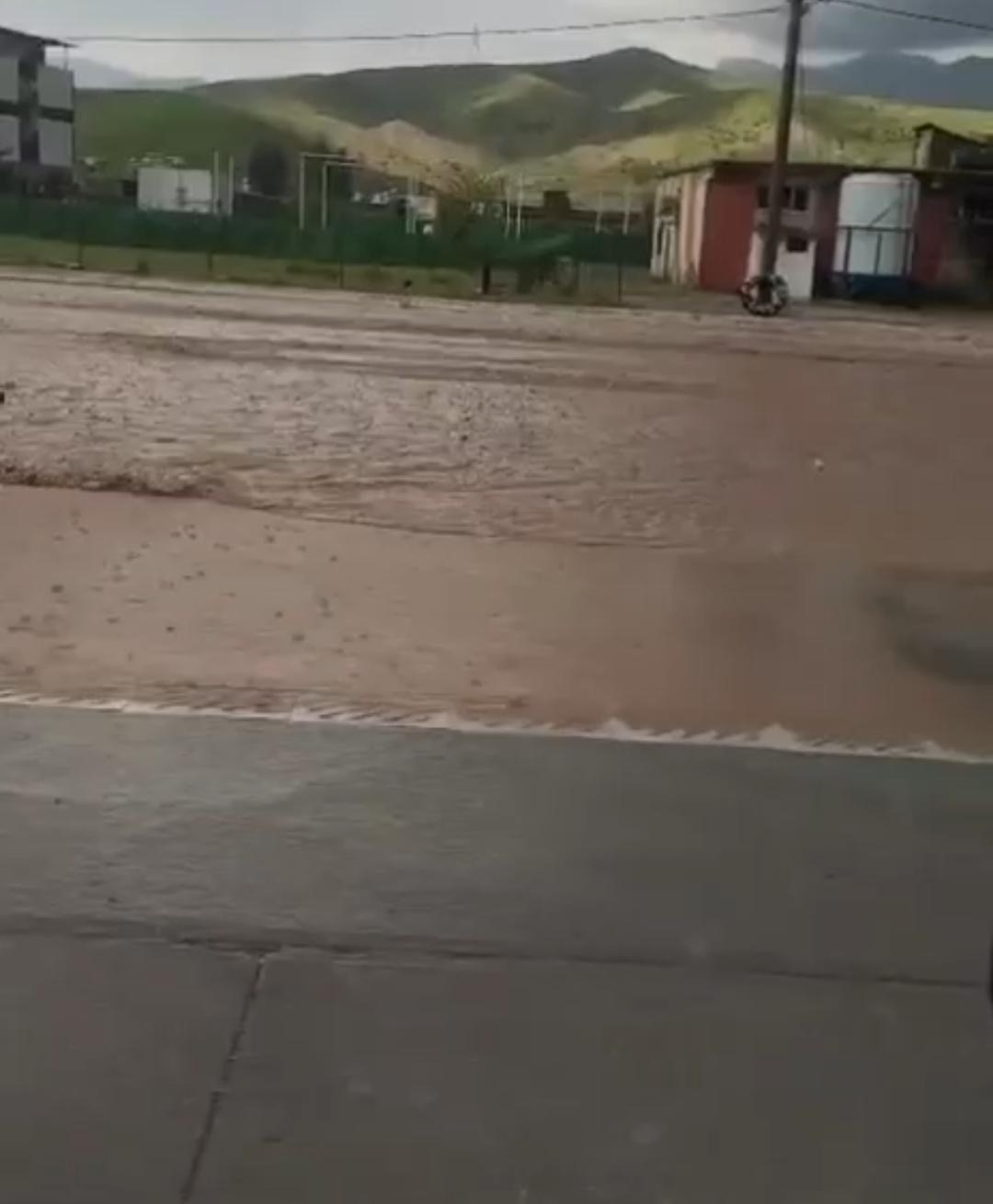 Baykan’da sağanak yağış etkili oldu: Yollar göle döndü
