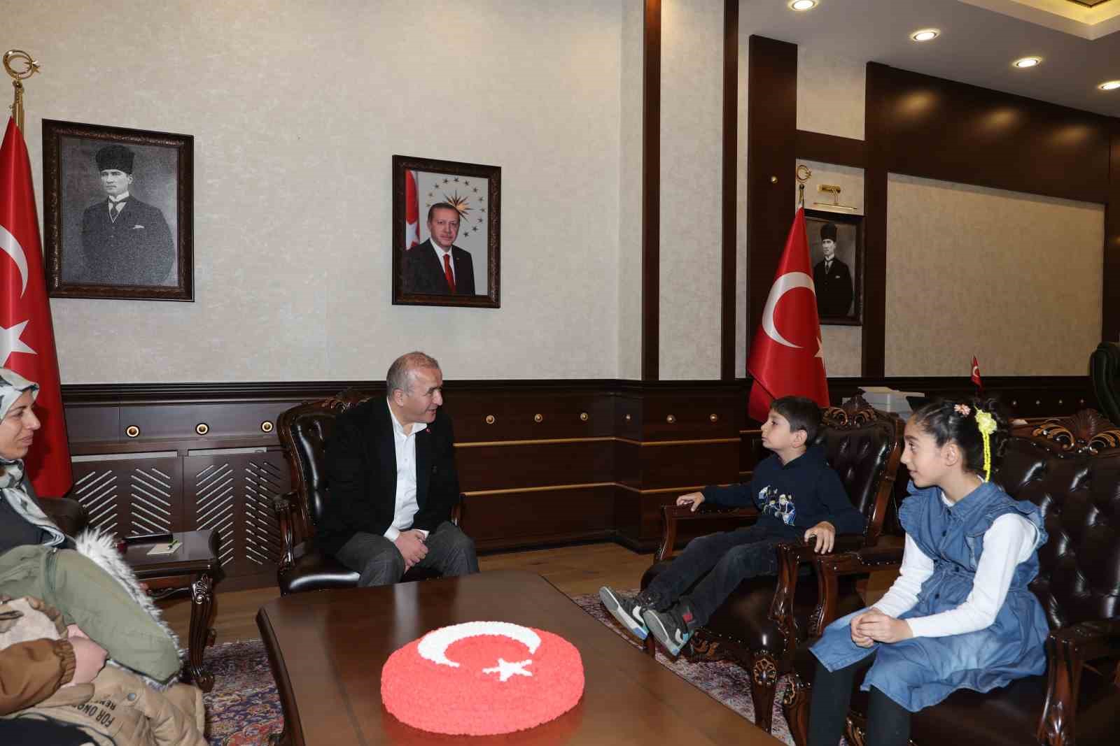 Bayrak nöbeti tutan minik öğrenciler Vali Hatipoğlu’nun konuğu oldu
