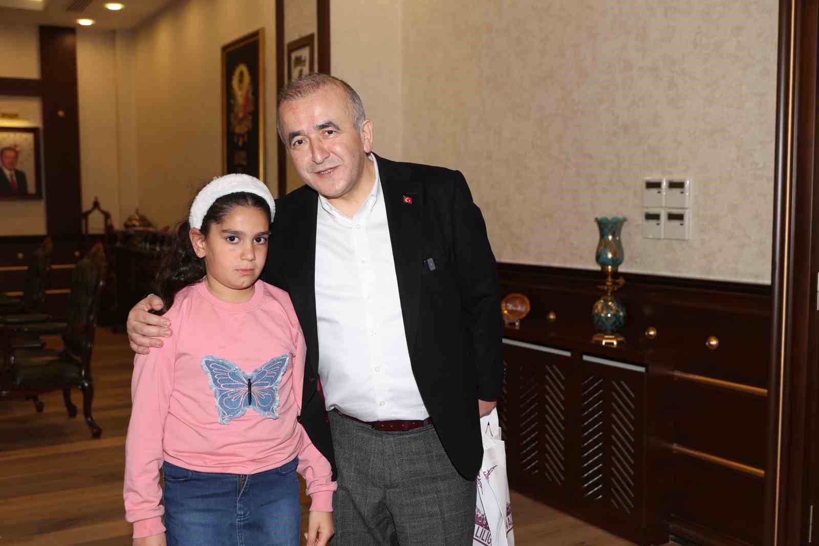 Bayrak nöbeti tutan minik öğrenciler Vali Hatipoğlu’nun konuğu oldu
