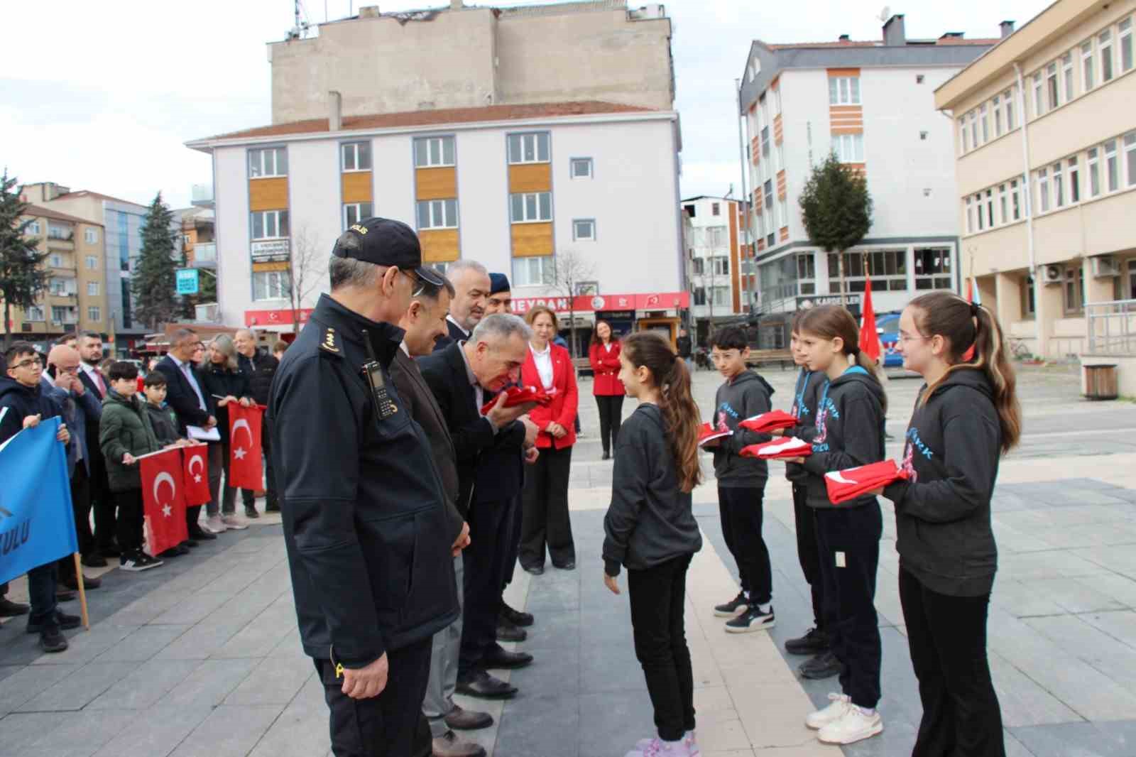 Bayrak Sevgisi Haftasında coşkulu yürüyüş
