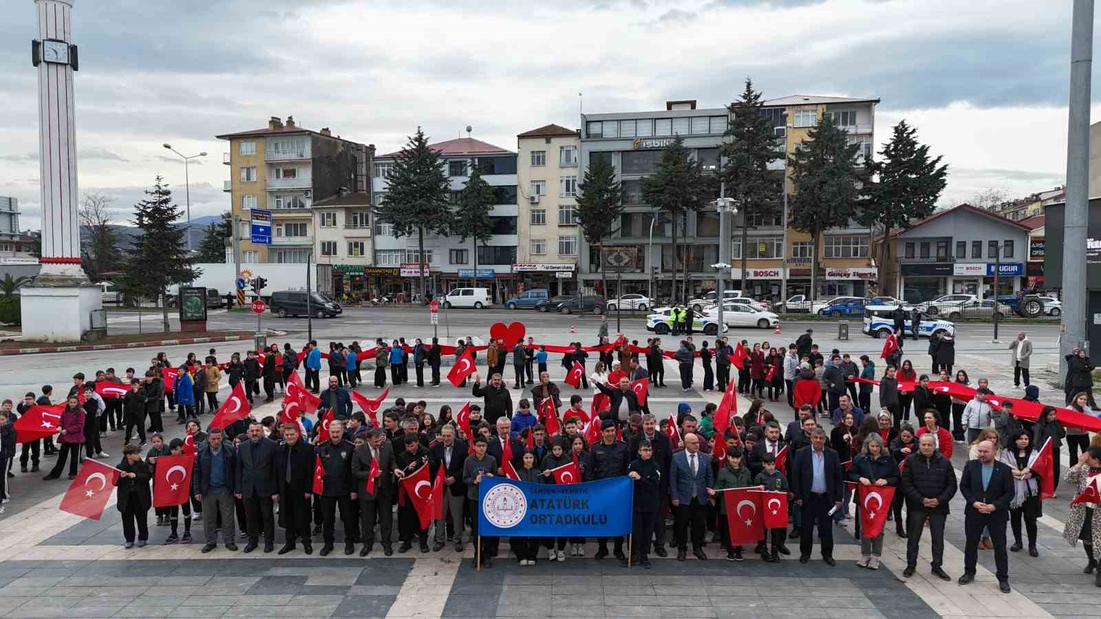 Bayrak Sevgisi Haftasında coşkulu yürüyüş
