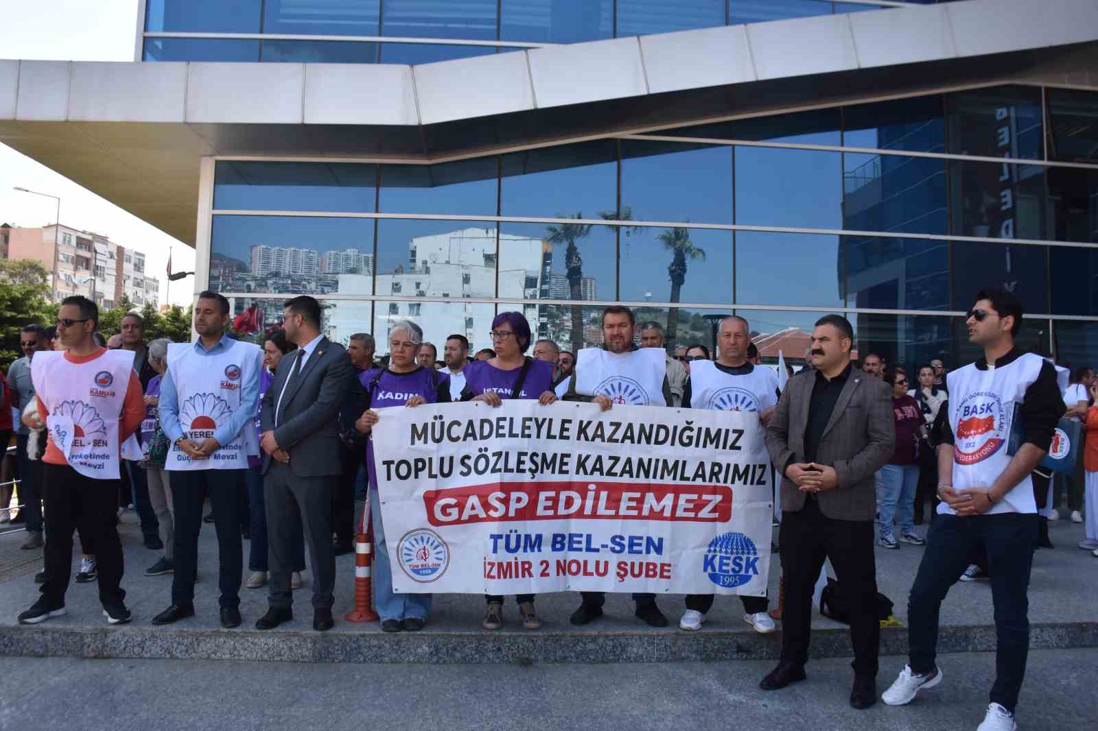 Bayraklı Belediyesi’nde memurların hak arayışı sürüyor
