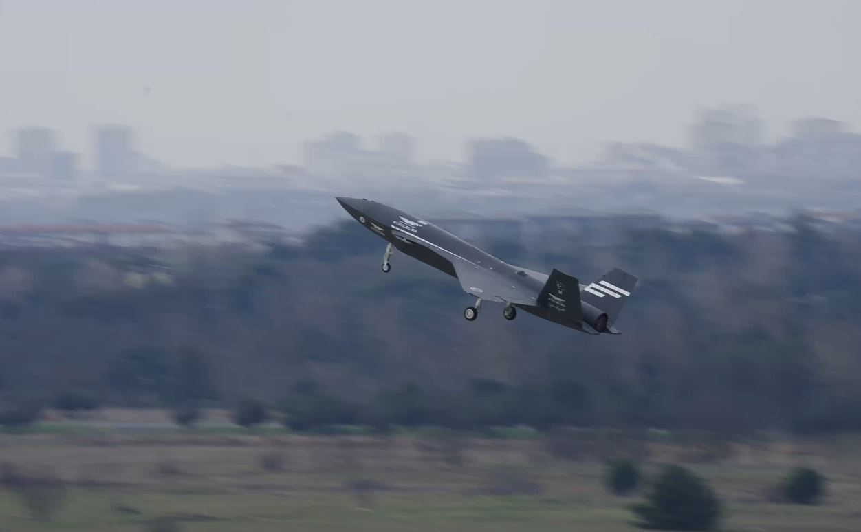 Bayraktar KIZILELMA eğitim uçuşunu başarıyla tamamladı
