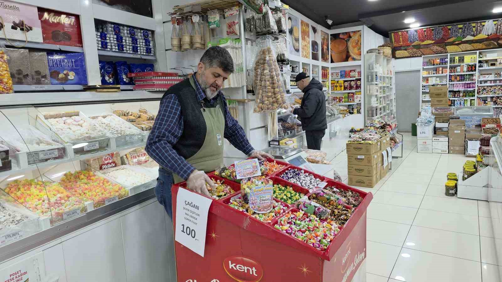 Bayram alışverişine gelen çocukları "ikram köşesi" ile sevindiriyor
Bayram alışverişine gelen çocukları "ikram köşesi" ile sevindiriyor