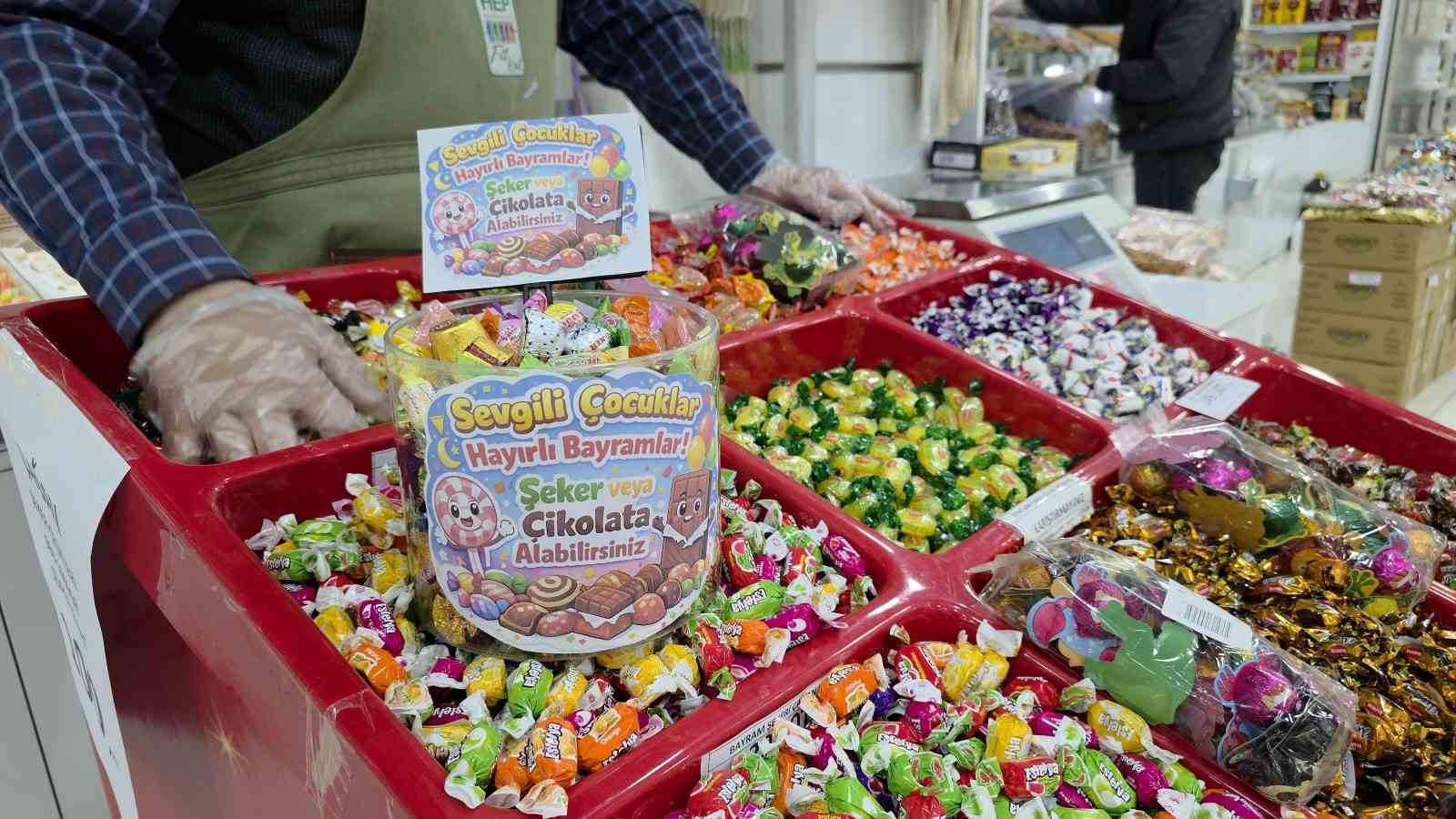 Bayram alışverişine gelen çocukları "ikram köşesi" ile sevindiriyor
Bayram alışverişine gelen çocukları "ikram köşesi" ile sevindiriyor