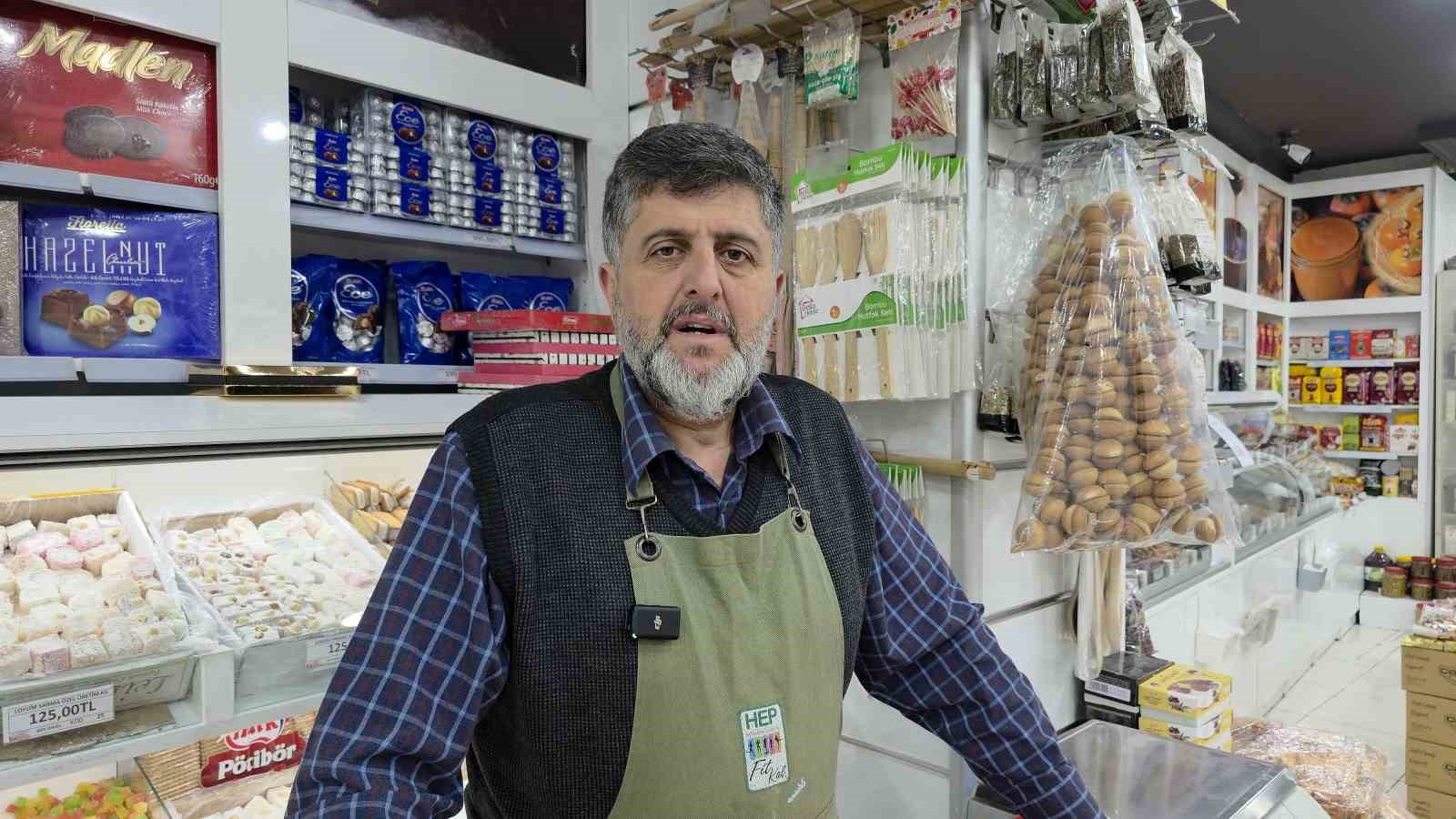 Bayram alışverişine gelen çocukları "ikram köşesi" ile sevindiriyor
Bayram alışverişine gelen çocukları "ikram köşesi" ile sevindiriyor