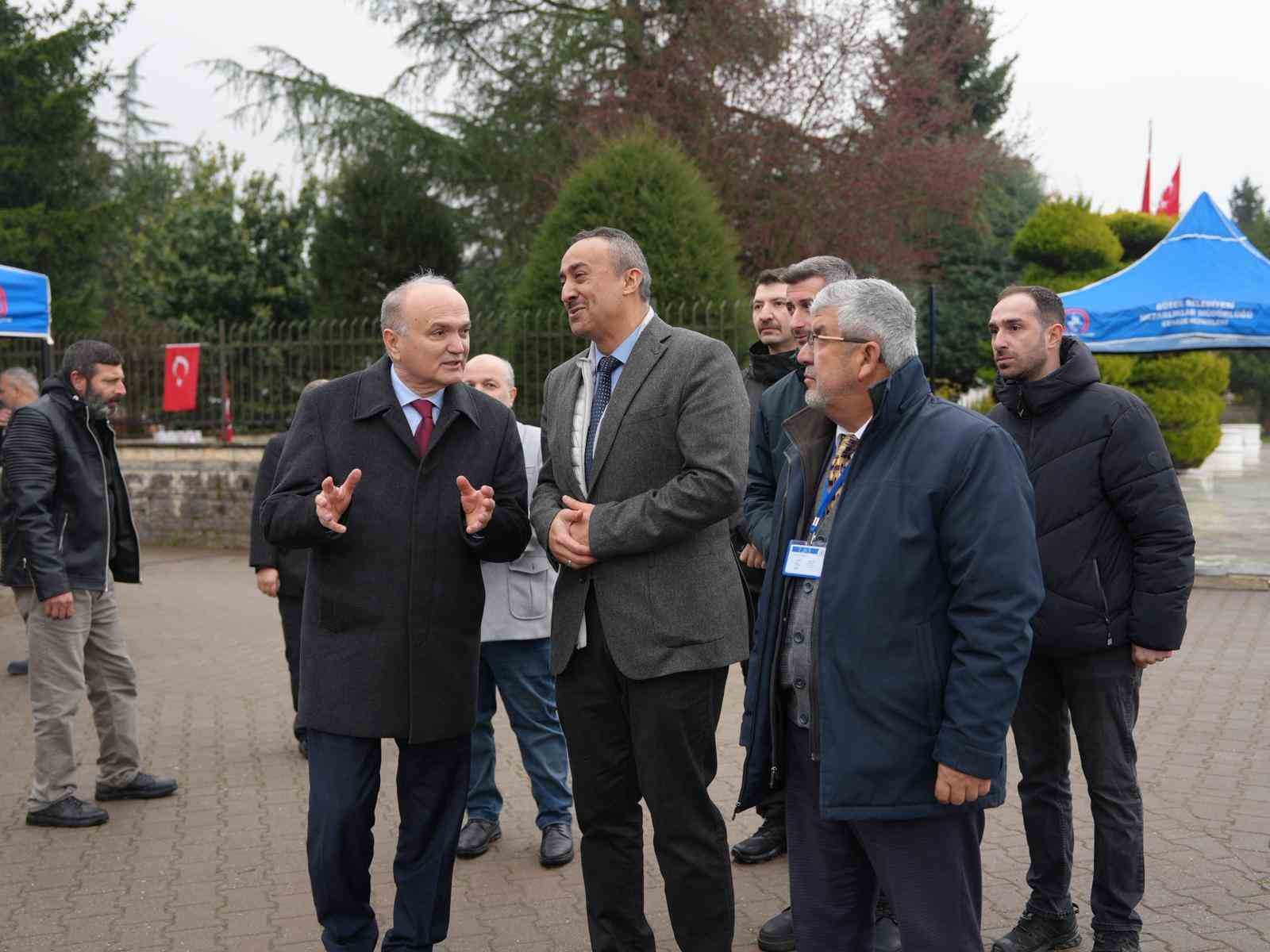 Bayram arifesinde şehir mezarlığında Kur’an tilaveti
