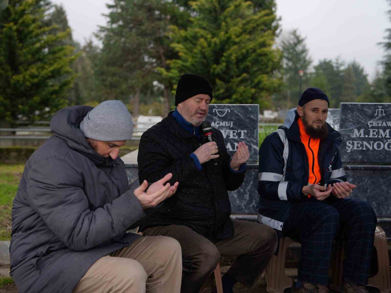 Bayram arifesinde şehir mezarlığında Kur’an tilaveti
