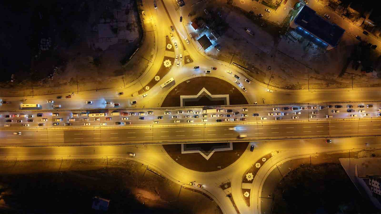 Bayram bitiyor, tatilciler mega kentlere akın ediyor: 43 ilin geçiş noktasında yoğun trafik
