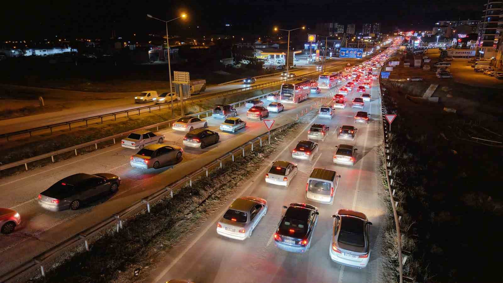 Bayram bitiyor, tatilciler mega kentlere akın ediyor: 43 ilin geçiş noktasında yoğun trafik
