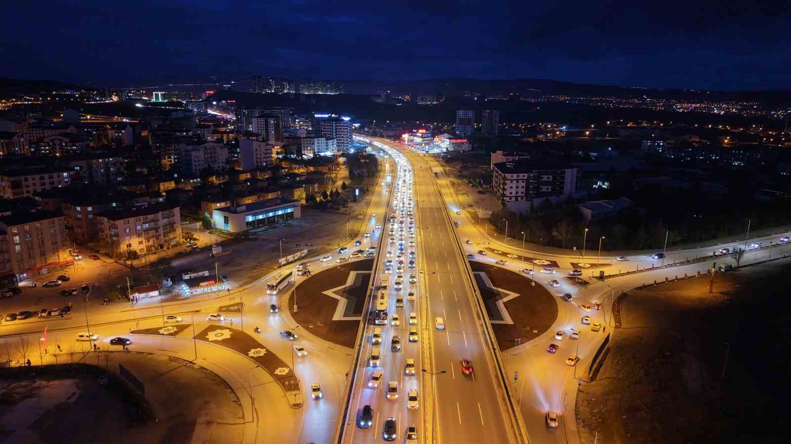 Bayram bitiyor, tatilciler mega kentlere akın ediyor: 43 ilin geçiş noktasında yoğun trafik
