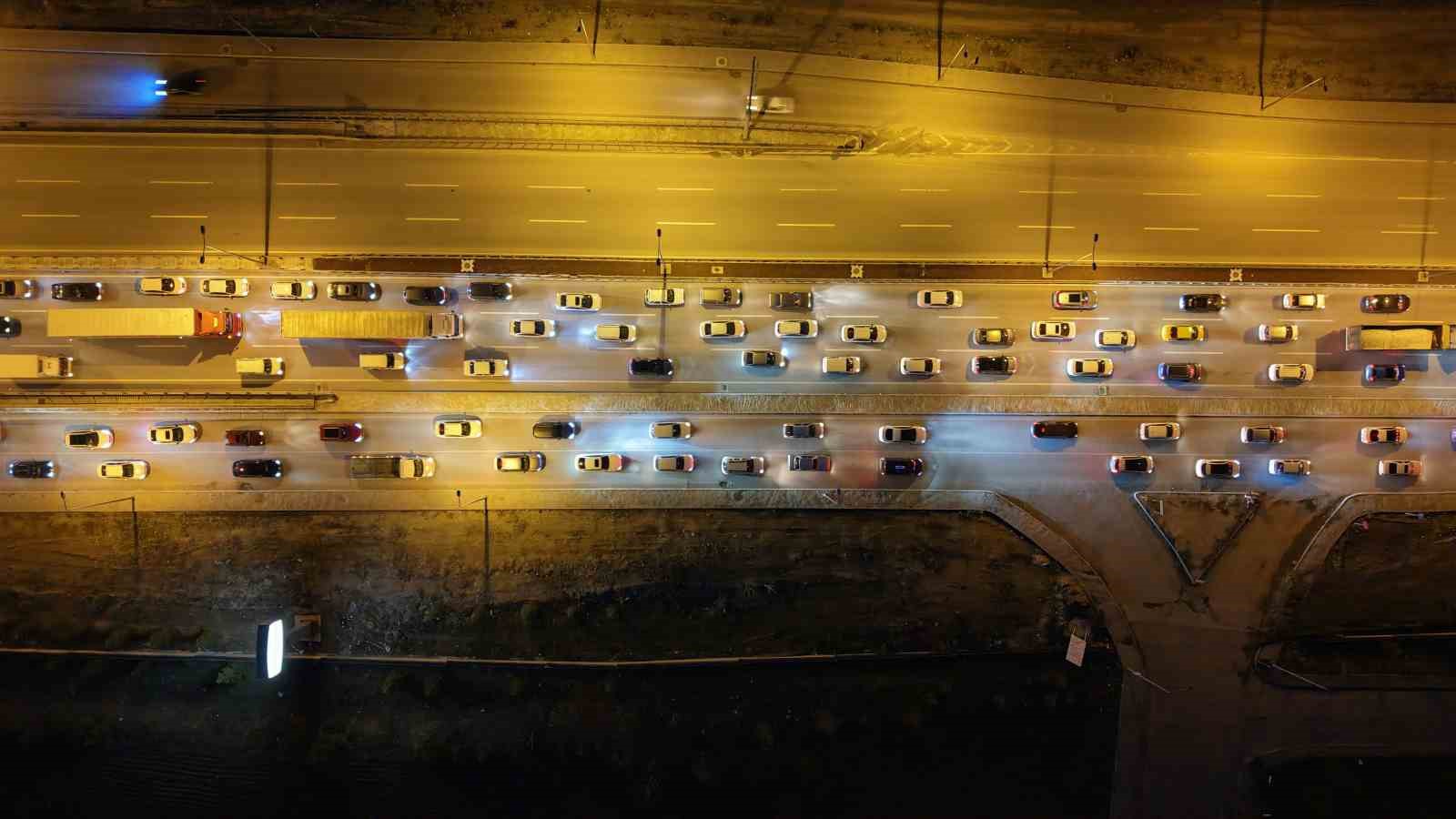 Bayram bitiyor, tatilciler mega kentlere akın ediyor: 43 ilin geçiş noktasında yoğun trafik
