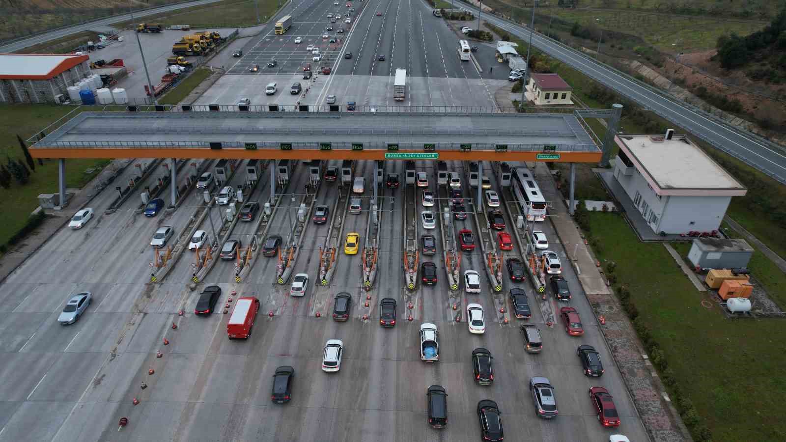Bayram dönüşü Bursa otoyolunda yoğunluk: İstanbul istikametinde trafik yavaşladı
