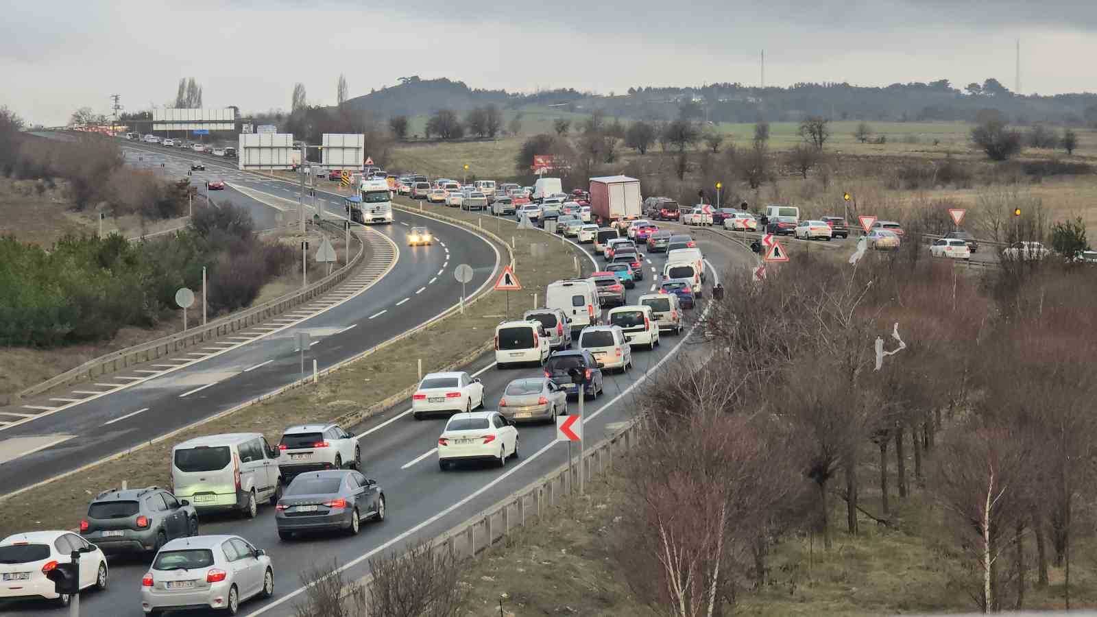 Bayram dönüşü çilesi: 30 kilometrelik araç kuyruğu havadan görüntülendi
